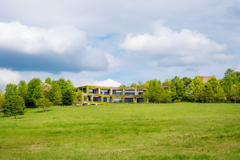 Image of the Library of Congress with a blue sky and green grass